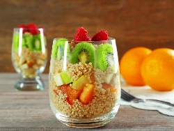 Каша с киноа и овесени ядки за закуска с плодове - киви, ябълки, малини, праскови - снимка на рецептата Каша с киноа и овесени ядки за закуска с плодове - киви, ябълки, малини, праскови - снимка на рецептата